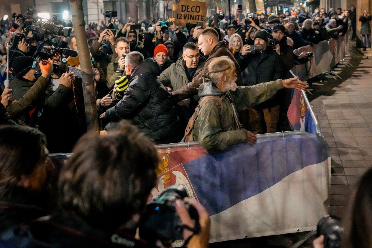 В Сербии на выборах победила партия Вучича: оппозиция начала акцию протеста. Фото и видео