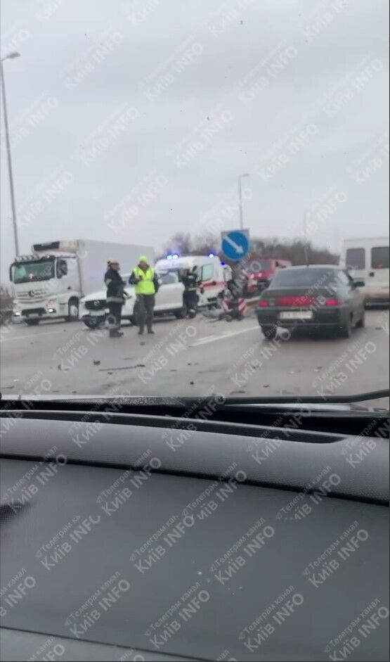 В Киевской области произошла авария с участием грузовика и двух легковушек: есть погибшие. Фото и видео