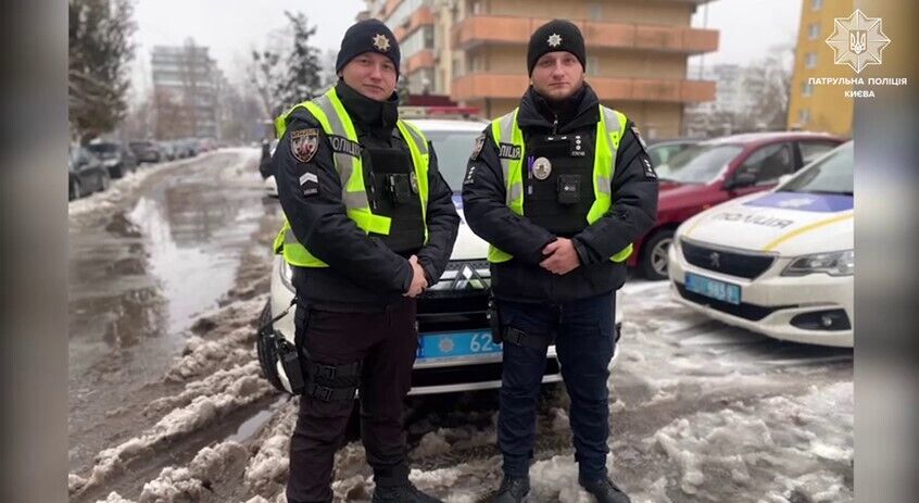 У Києві патрульні допомогли жінці, яка випадково заблокувала в авто 2-річну онуку. Відео