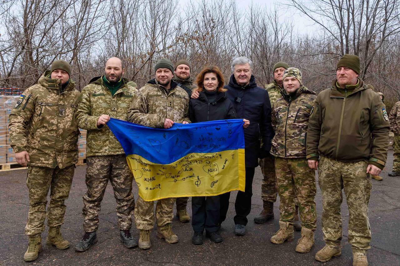 Мы "вымели" все склады в Европе, от Лиона до Дублина: Порошенко передал военным сотни тысяч грелок и 300 FPV-дронов