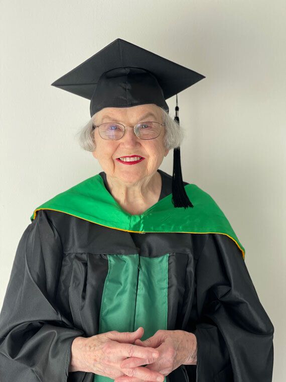 ''Останавливаться не собирается'': в США 90-летняя женщина получила диплом магистра