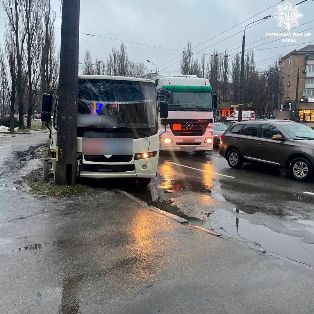 У Києві маршрутка протаранила електроопору: є постраждалі. Фото