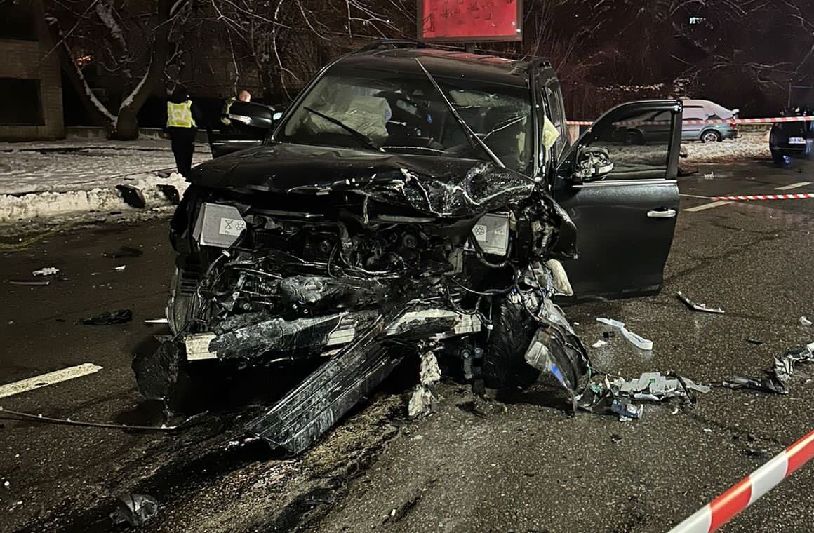 На Печерске в Киеве водитель-иностранец под хмельком врезался в другой автомобиль: есть погибшие. Фото