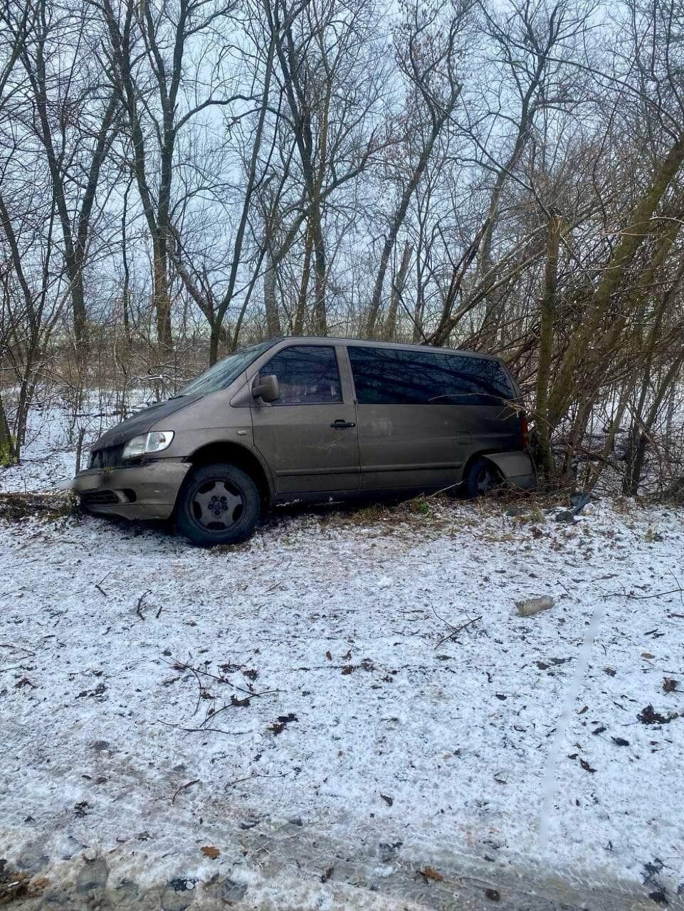 В Киевской области Mercedes на скорости съехал в кювет: машину остановили деревья. Фото