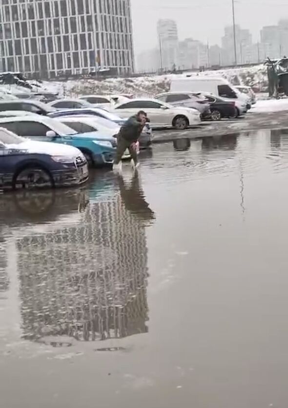 В Киеве из-за прорыва трубы затопило стоянку с авто. Фото и видео