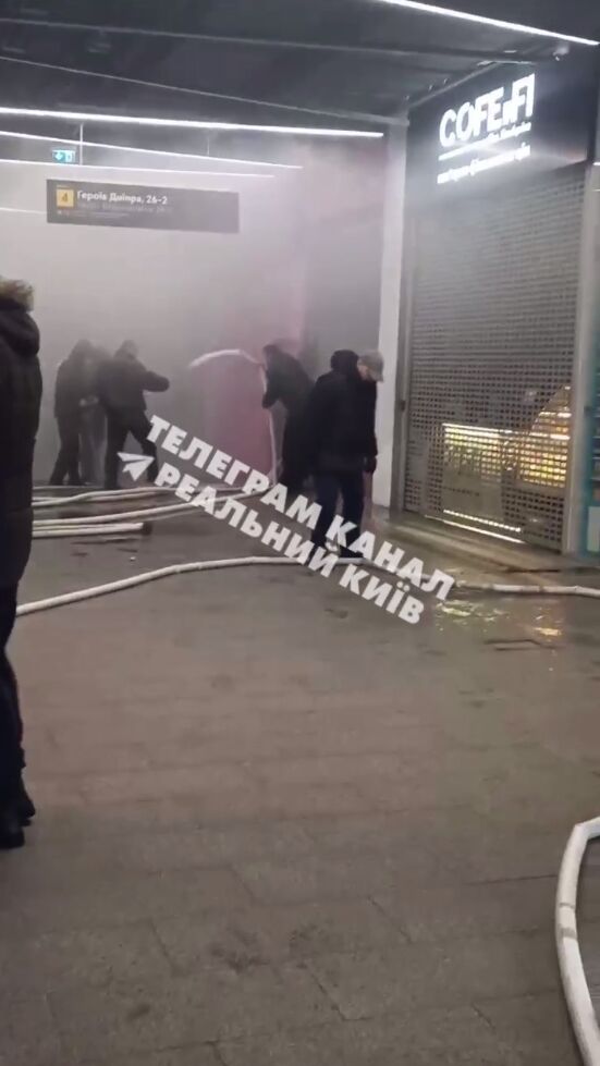 У Києві сталася пожежа в ТЦ, у якому розташовані входи на станцію метро. Відео