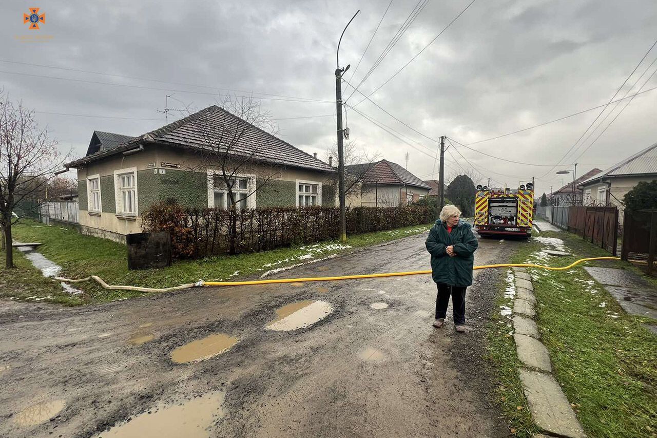 Закарпаття потерпає від підтоплень, на Прикарпатті рятувальники врятували людей з річки. Фото і відео