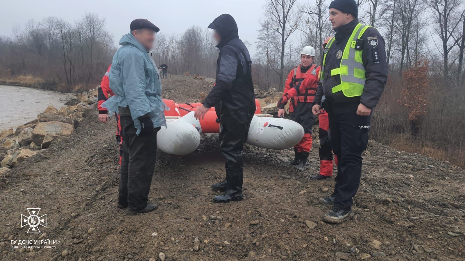 Закарпаття потерпає від підтоплень, на Прикарпатті рятувальники врятували людей з річки. Фото і відео