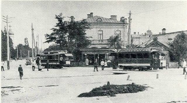 Памятник казацким полковникам и трамвайная остановка: Арсенальная площадь в Киеве более ста лет назад. Фото