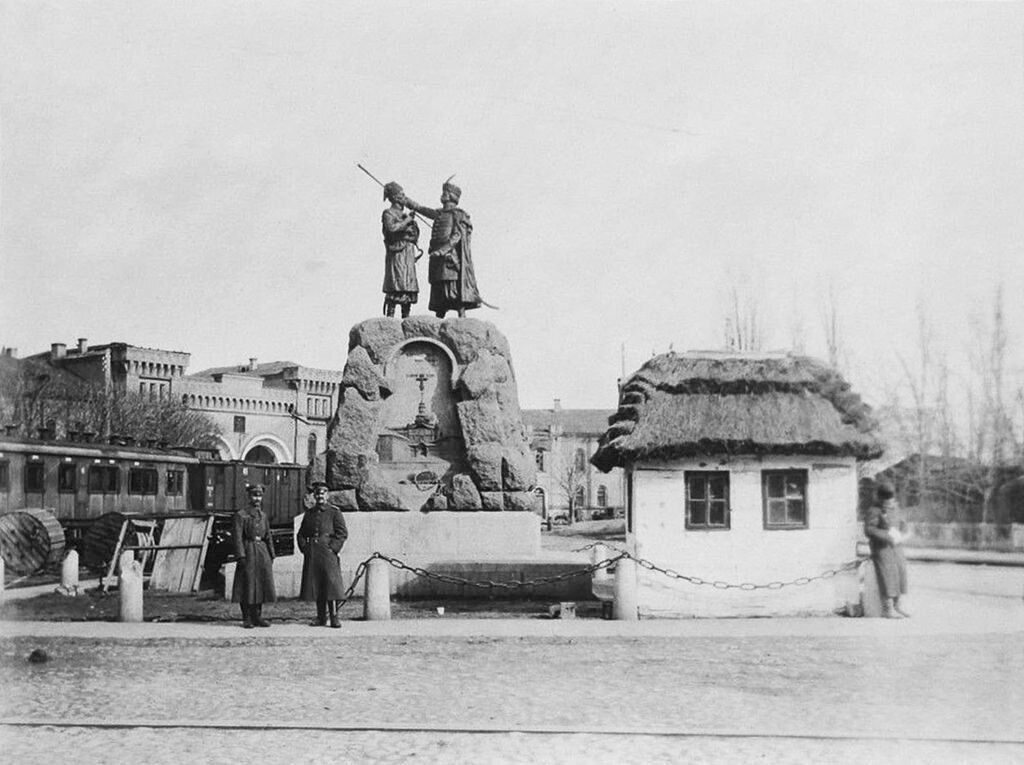 Пам’ятник козацьким полковникам та трамвайна зупинка: Арсенальна площа в Києві понад 100 років тому. Фото