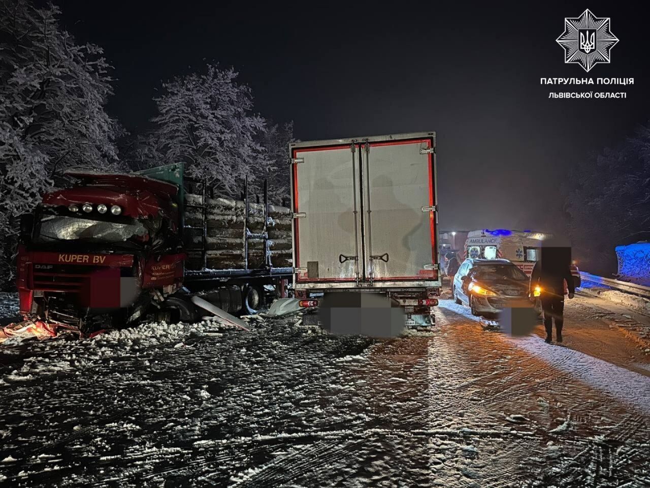 На трассе Киев – Чоп столкнулись грузовики и легковушка: есть пострадавшие. Фото