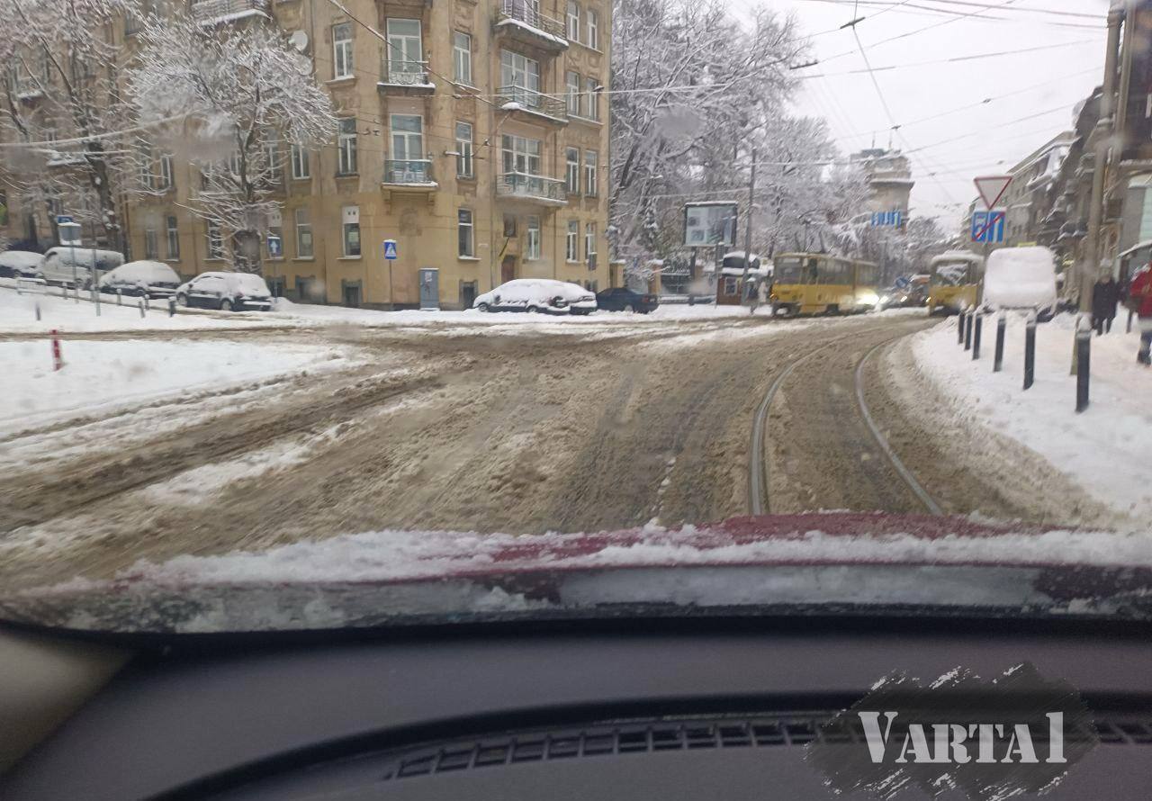 На Львовщине из-за снегопада сотни населенных пунктов остались без света, дорога превратилась в каток