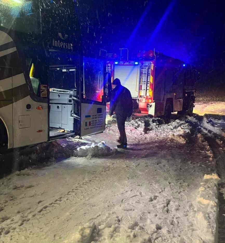 На Львовщине из-за снегопада сотни населенных пунктов остались без света, дорога превратилась в каток