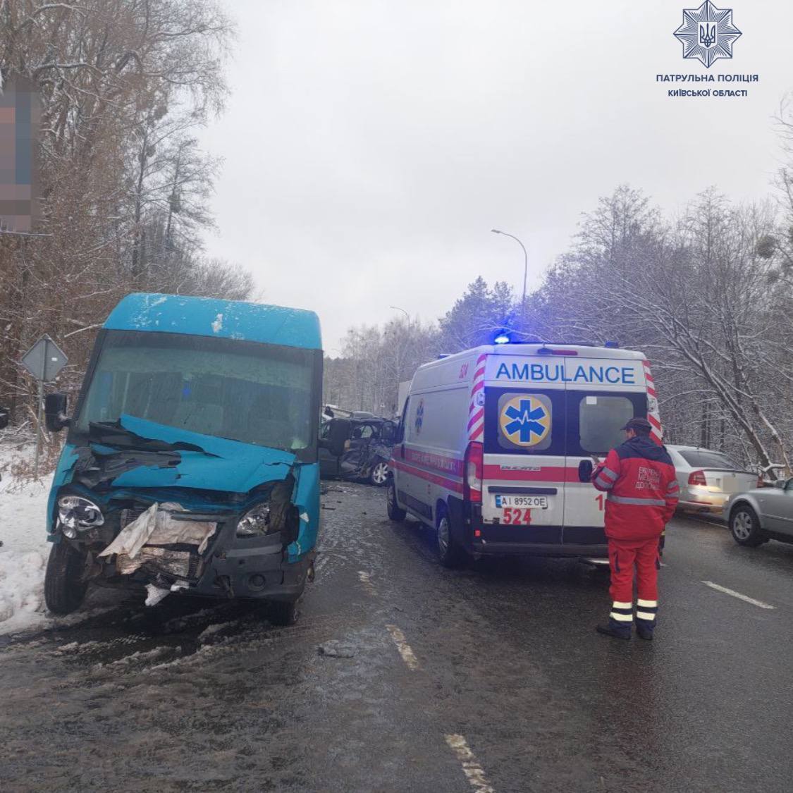 В Киевской области столкнулись легковушка, грузовик и маршрутка: есть пострадавшие. Фото и видео