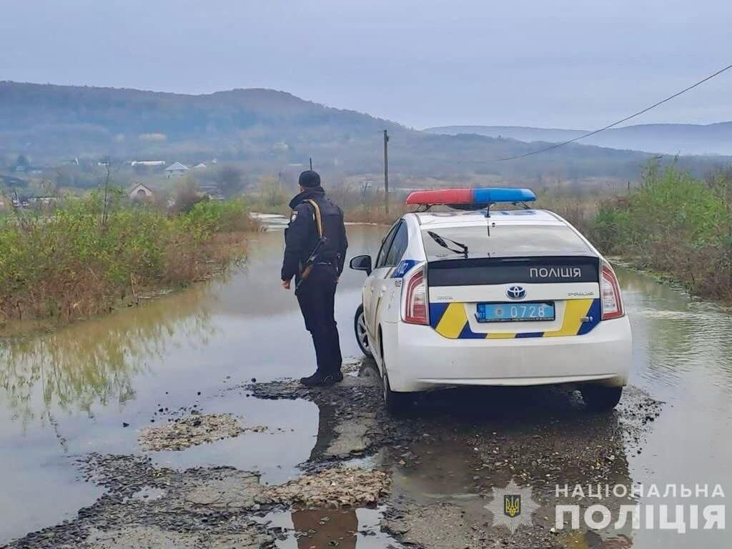 Закарпатье страдает от подтоплений, на Прикарпатье спасатели спасли людей из реки. Фото и видео