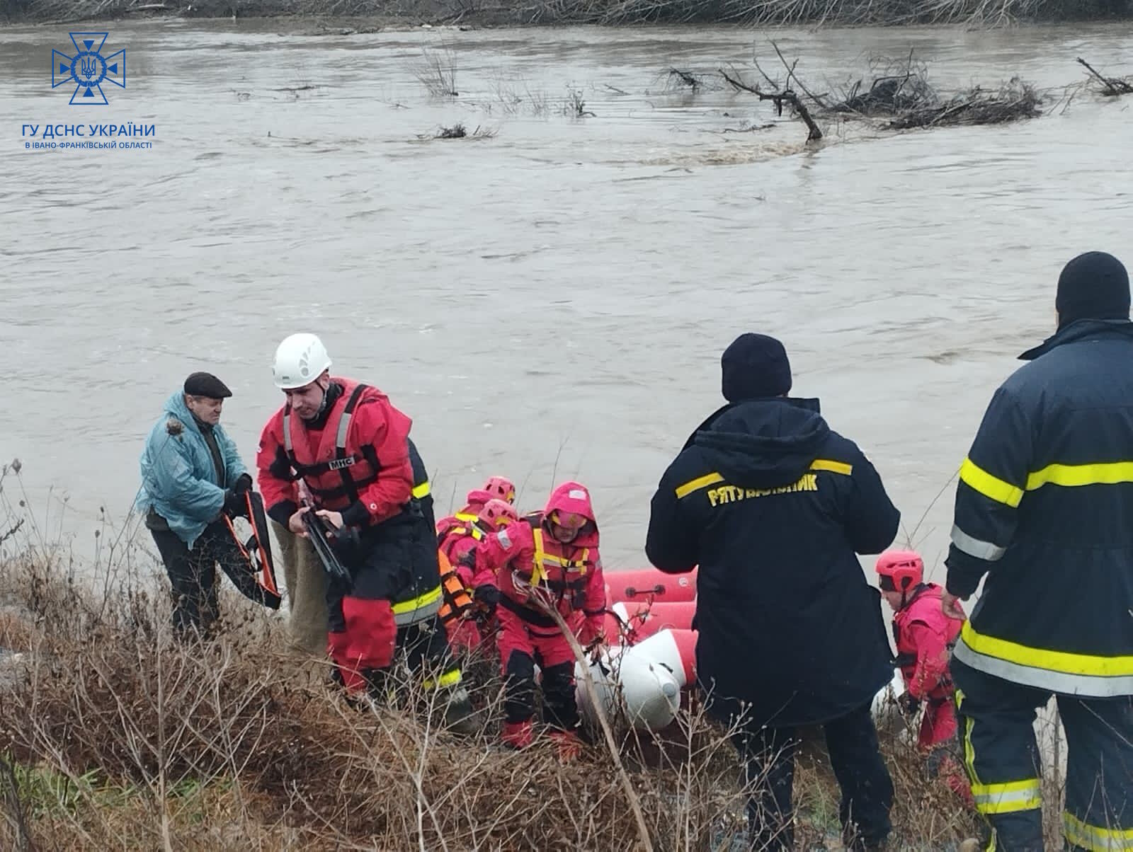 Закарпаття потерпає від підтоплень, на Прикарпатті рятувальники врятували людей з річки. Фото і відео