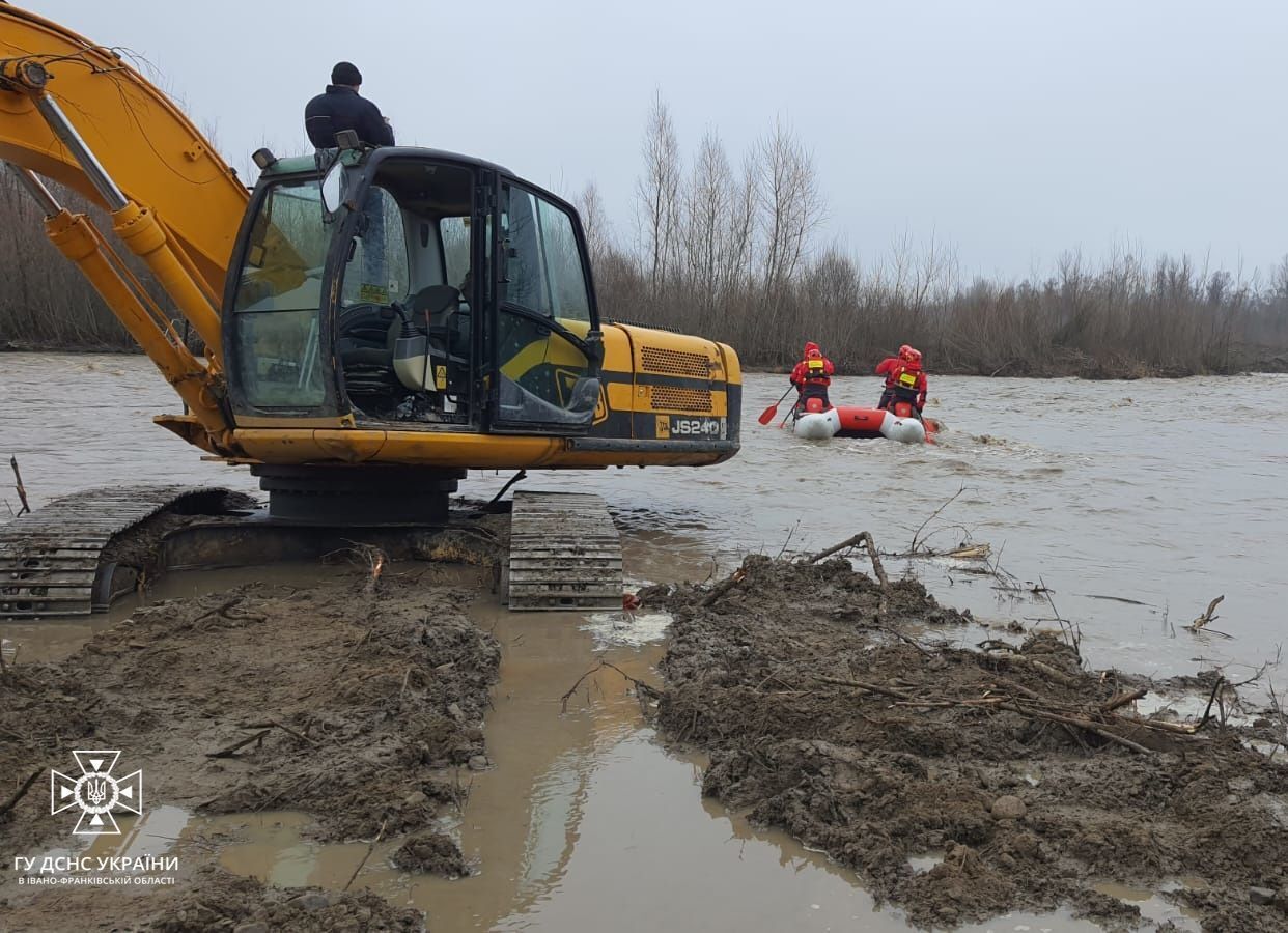 Закарпаття потерпає від підтоплень, на Прикарпатті рятувальники врятували людей з річки. Фото і відео