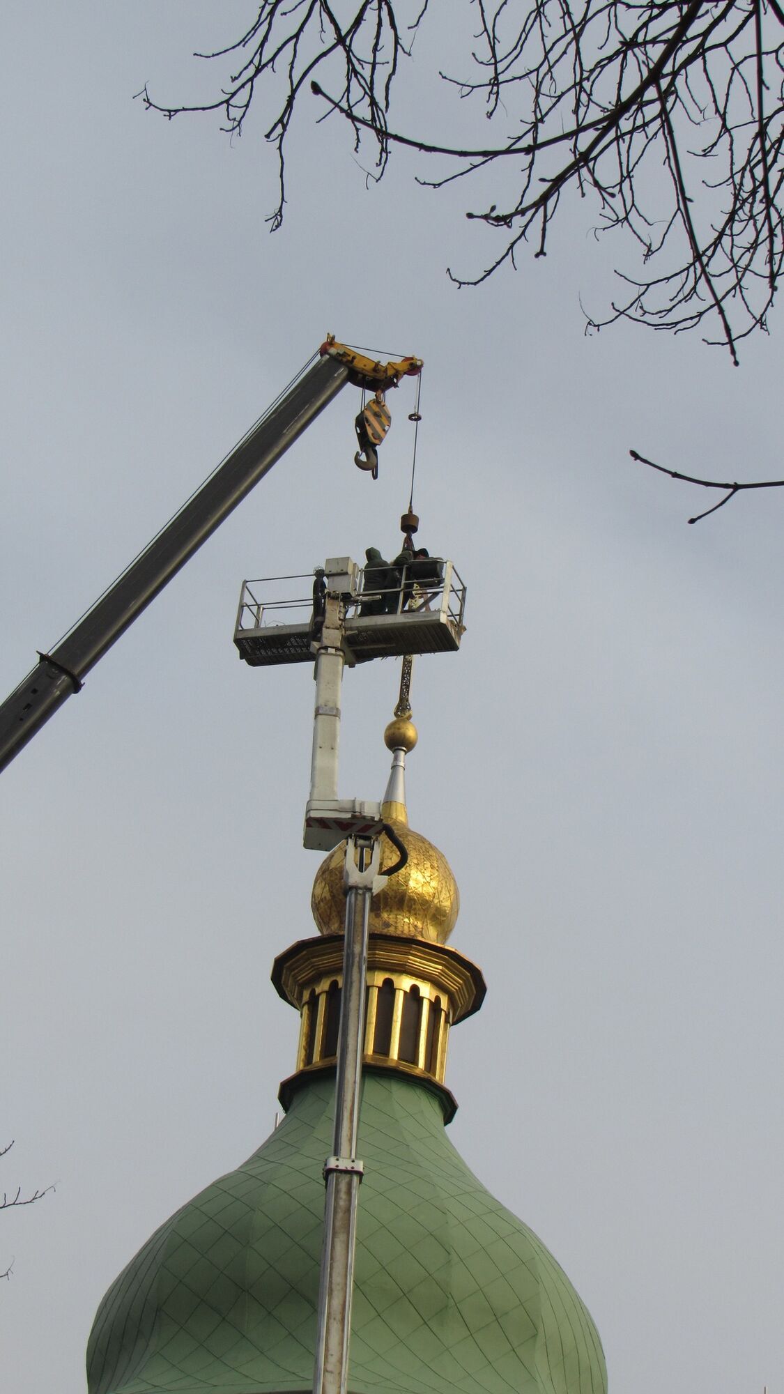 В Киеве на Софийском соборе начали возвращать на место отреставрированные кресты. Фото