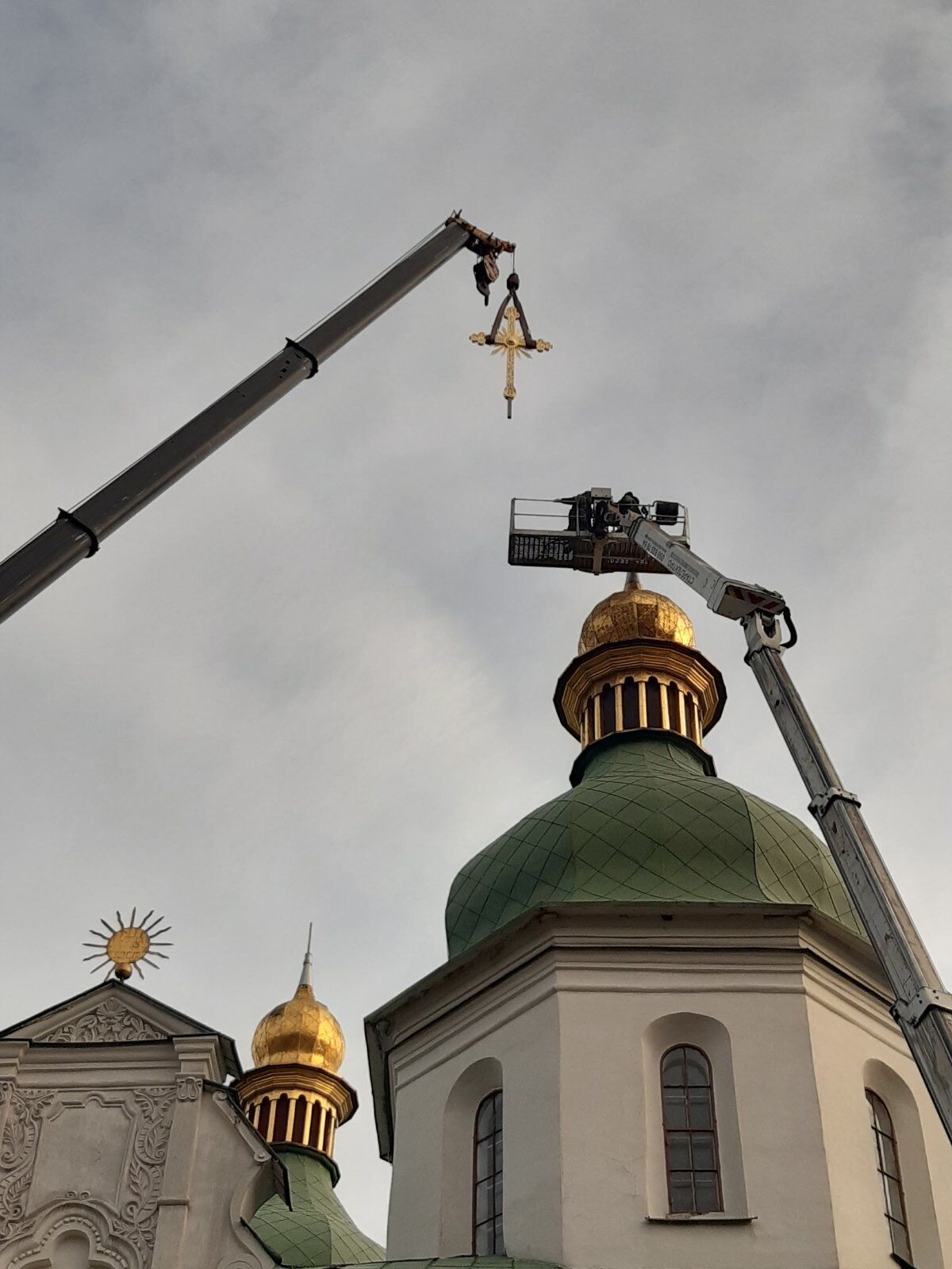 В Киеве на Софийском соборе начали возвращать на место отреставрированные кресты. Фото