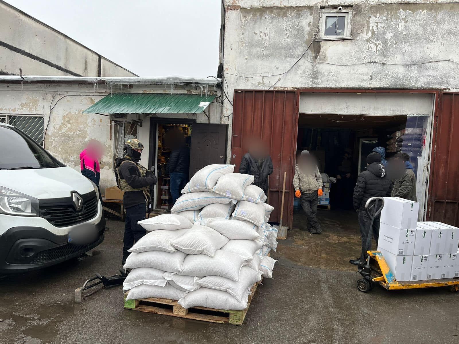 Мешканці Києва та Львівщини налагодили виробництво "італійських" соусів та олії: вилучили 90 тонн "продукції". Фото