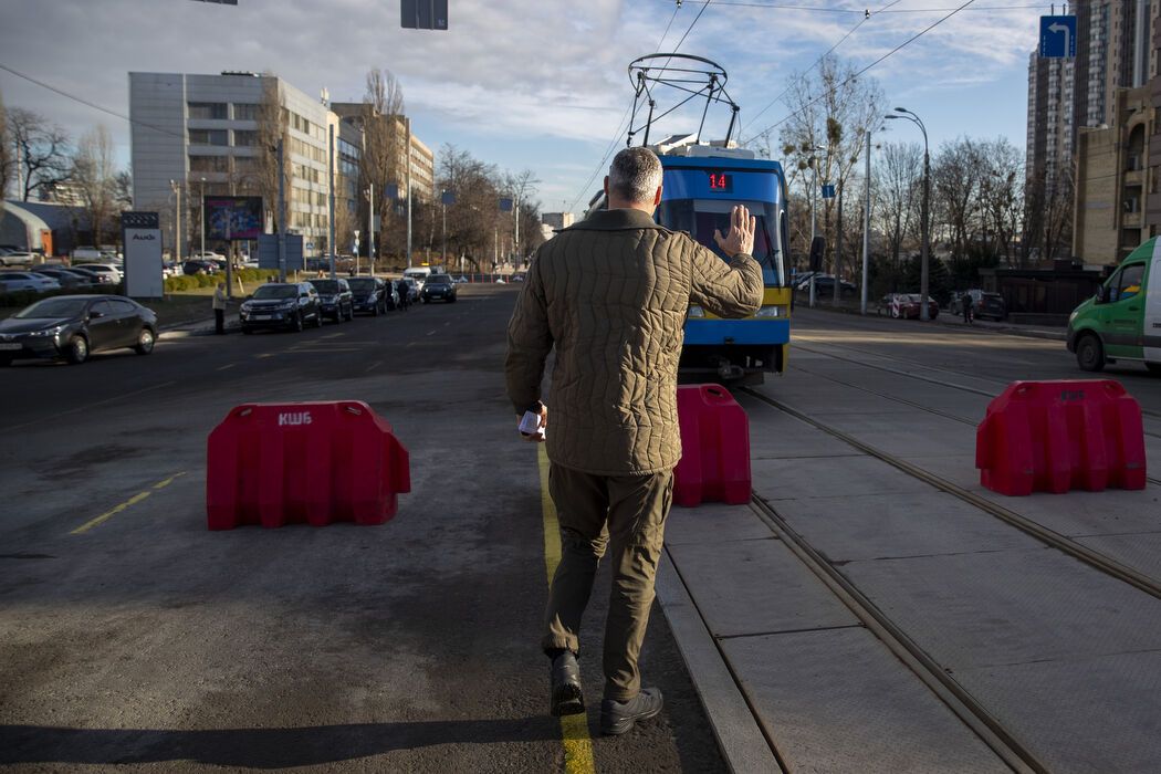 Обновленный трамвайный путь и увеличенная пропускная способность: в Киеве Кличко открыл движение по Дегтяревскому мосту. Фото