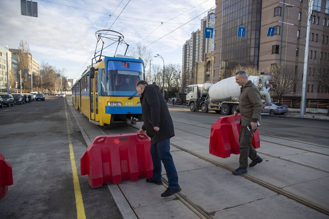 Обновленный трамвайный путь и увеличенная пропускная способность: в Киеве Кличко открыл движение по Дегтяревскому мосту. Фото