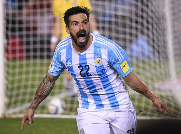 Знаменитий аргентинський футболіст-чемпіон отримав ножове поранення та перелом після спроби "поміняти лампочку"