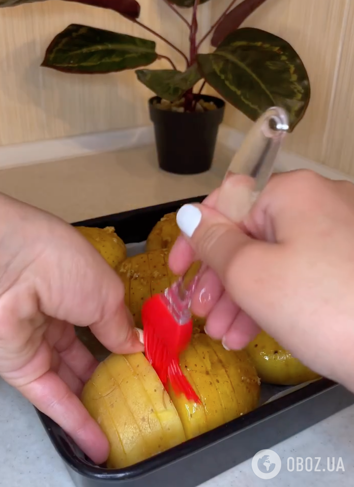Як смачно приготувати запечену картоплю