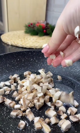 Фаршировані яйця з грибами до різдвяного столу: простий і швидкий рецепт