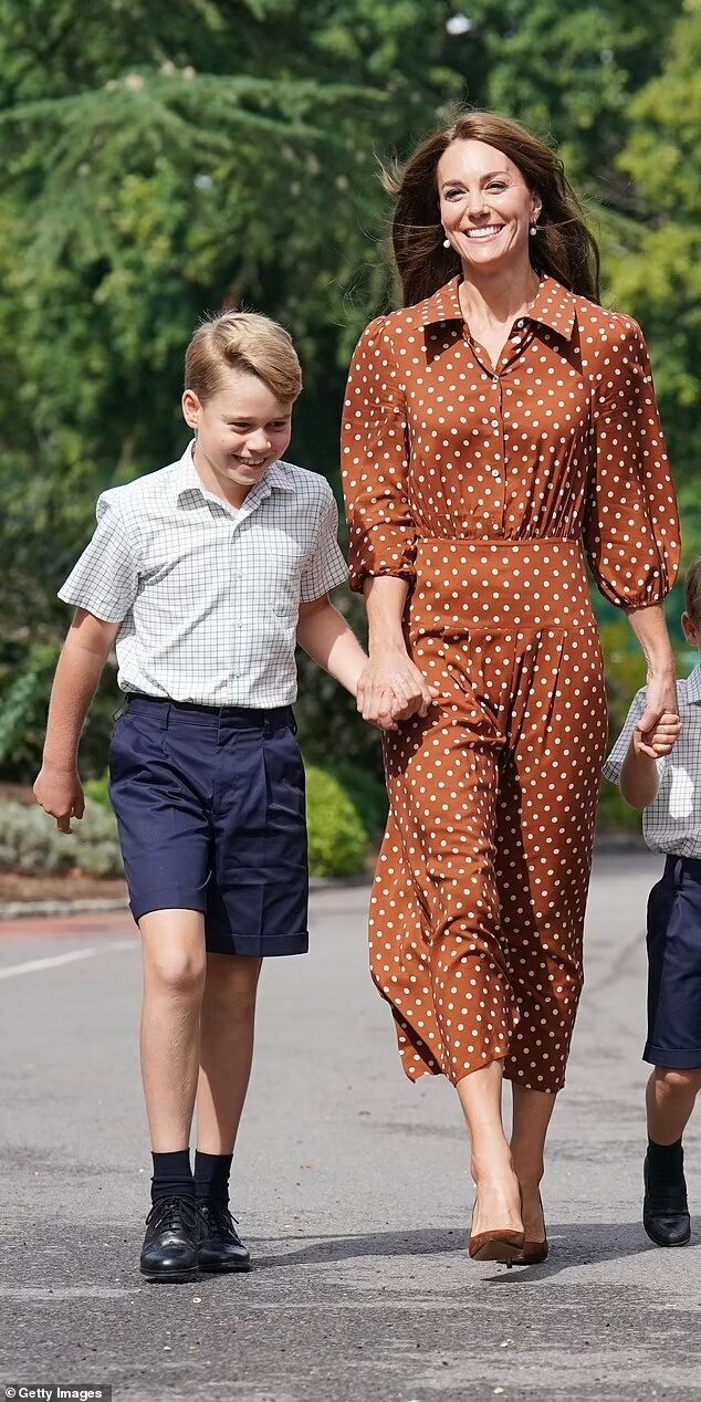 Старший сын Кейт Миддлтон принц Джордж нарушил протокол, придя на встречу с Обамой в халате