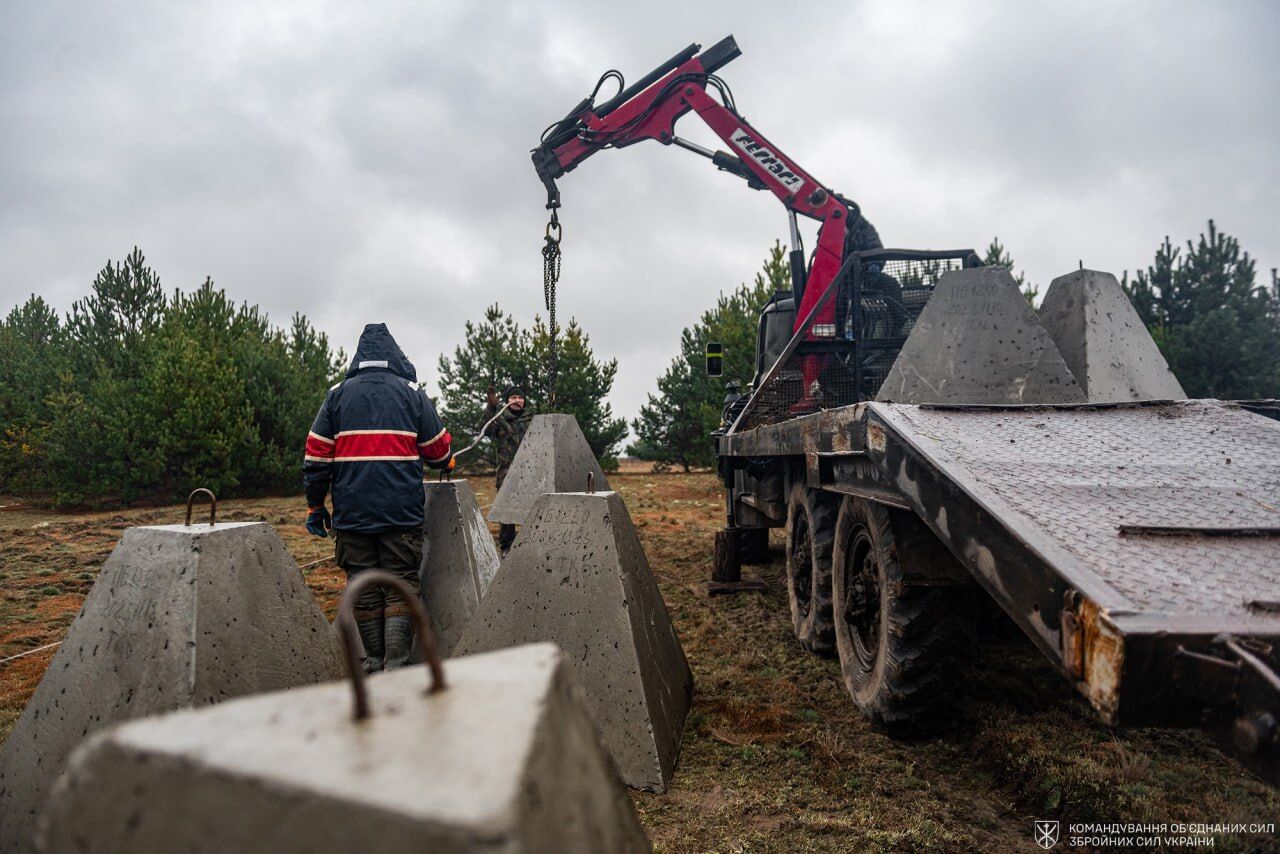 Біля кордону з Білоруссю в розпалі будівельні роботи: у Наєва показали фото зведення фортифікацій