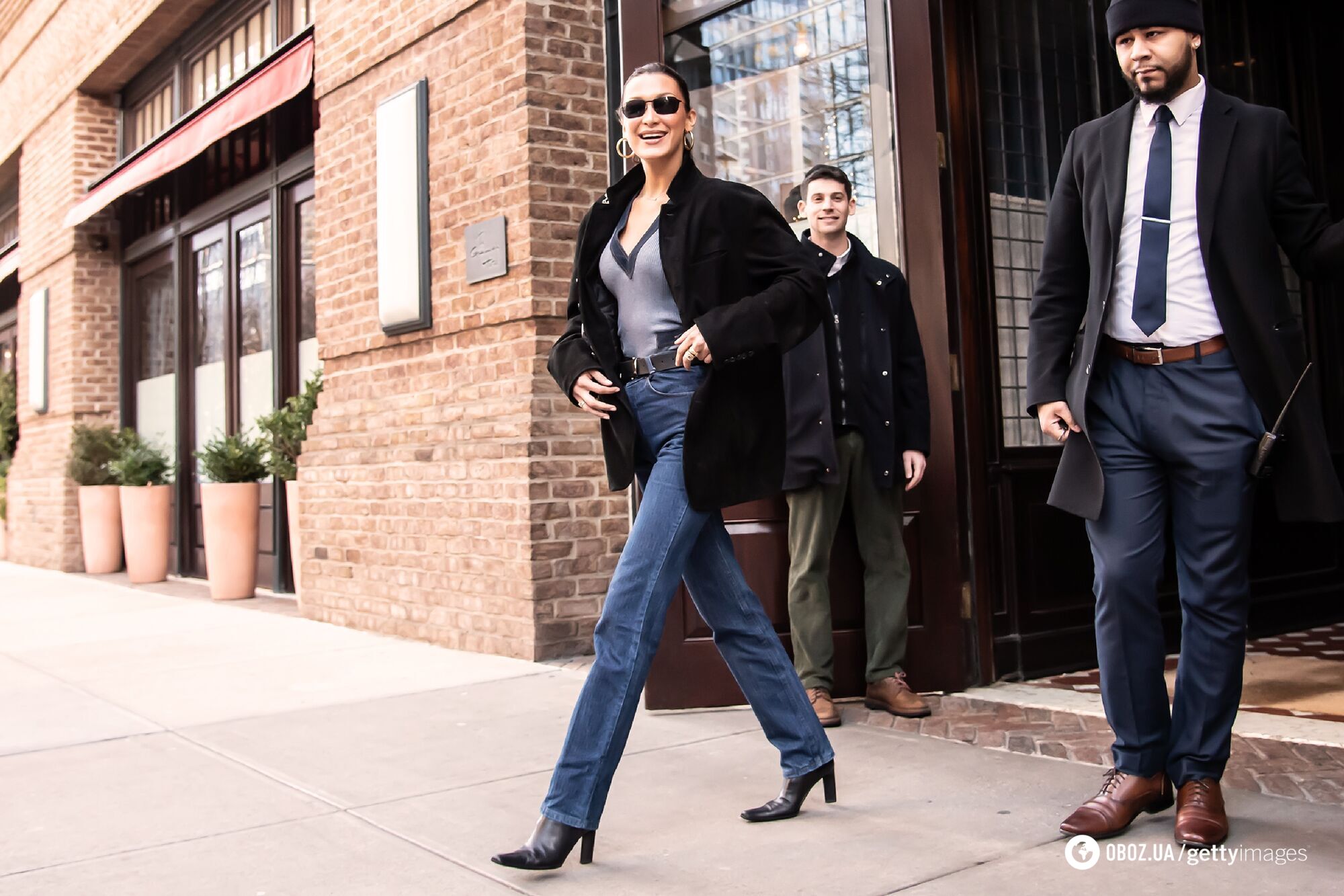 Супермодель Белла Хадід одягла "вічні" джинси, які будуть всюди у 2024 році. Фото