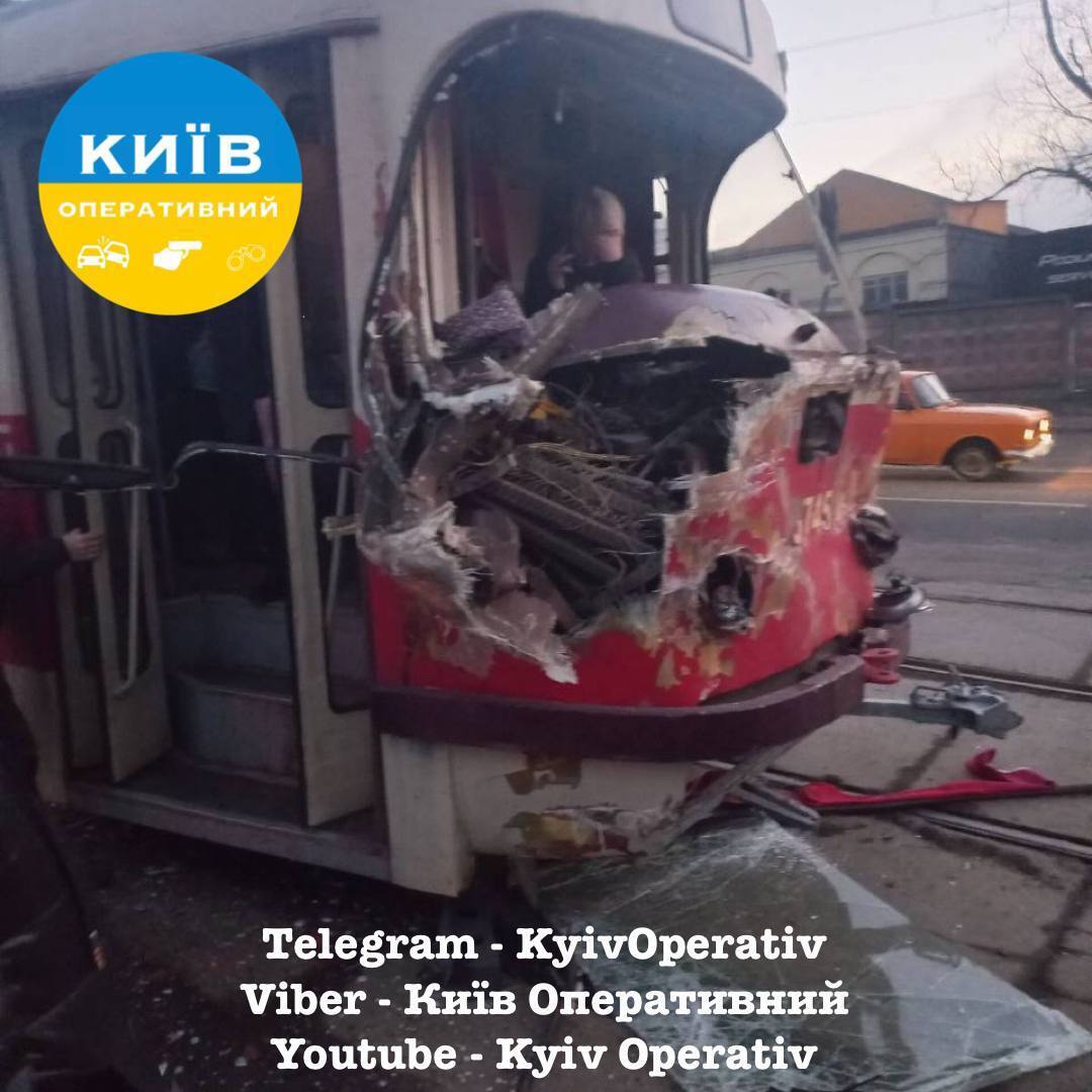 В Киеве произошла авария с участием грузовика и трамвая. Фото и видео