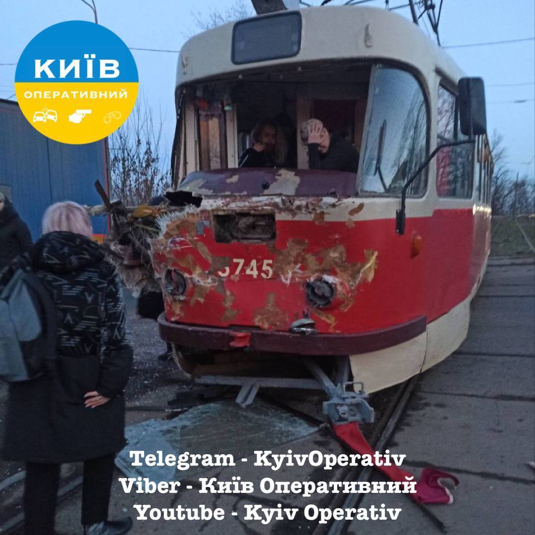У Києві сталась аварія за участі вантажівки та трамвая. Фото і відео