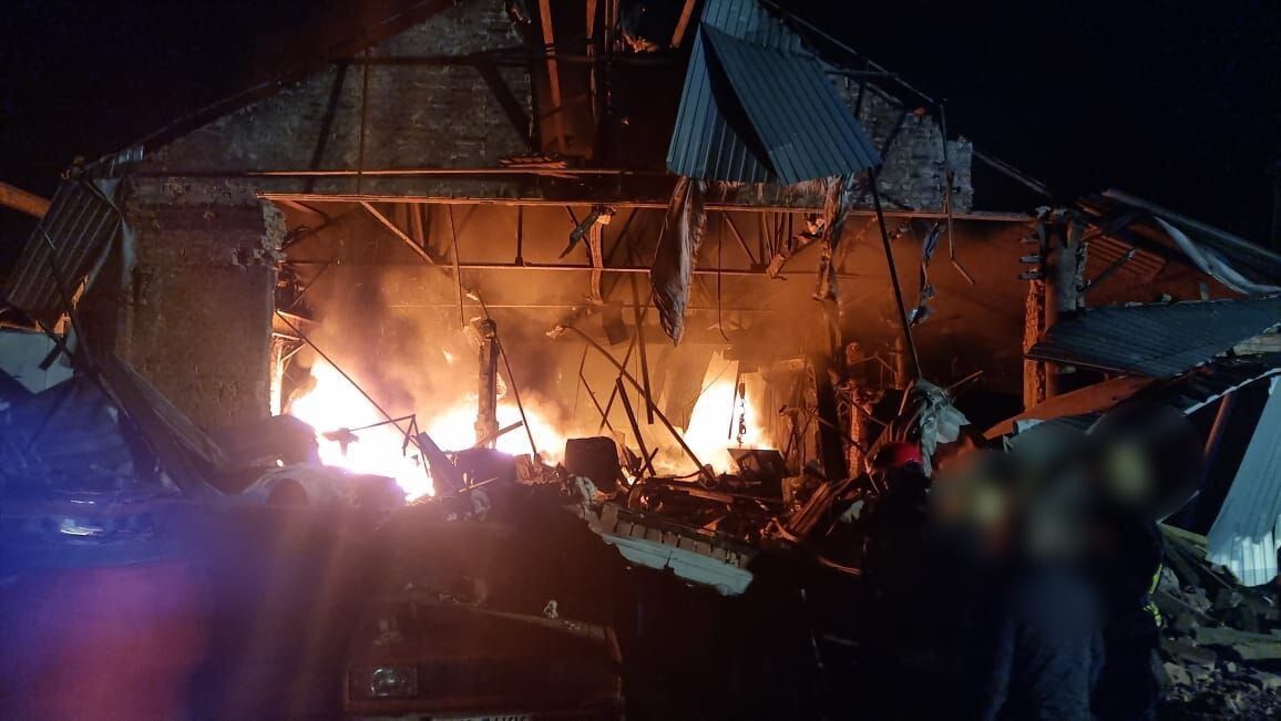 На Київщині внаслідок падіння уламків дронів спалахнула пожежа, є пошкодження будівель: з'явилися фото і відео наслідків