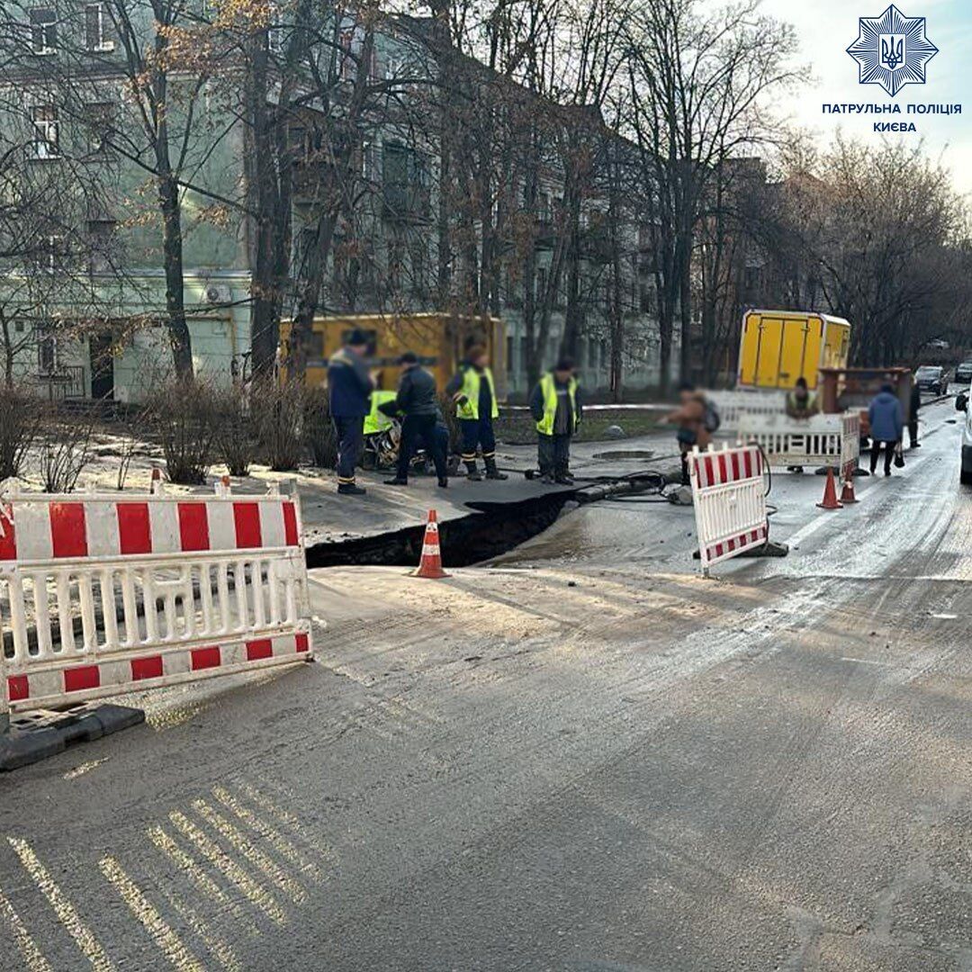 У Києві через прорив труби перекрили рух на одній з вулиць. Фото