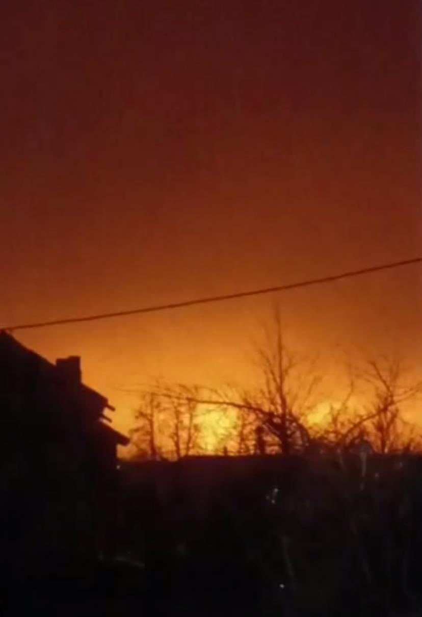 В окупованій Макіївці після прильотів розгорілася масштабна пожежа: фото і відео "бавовни"
