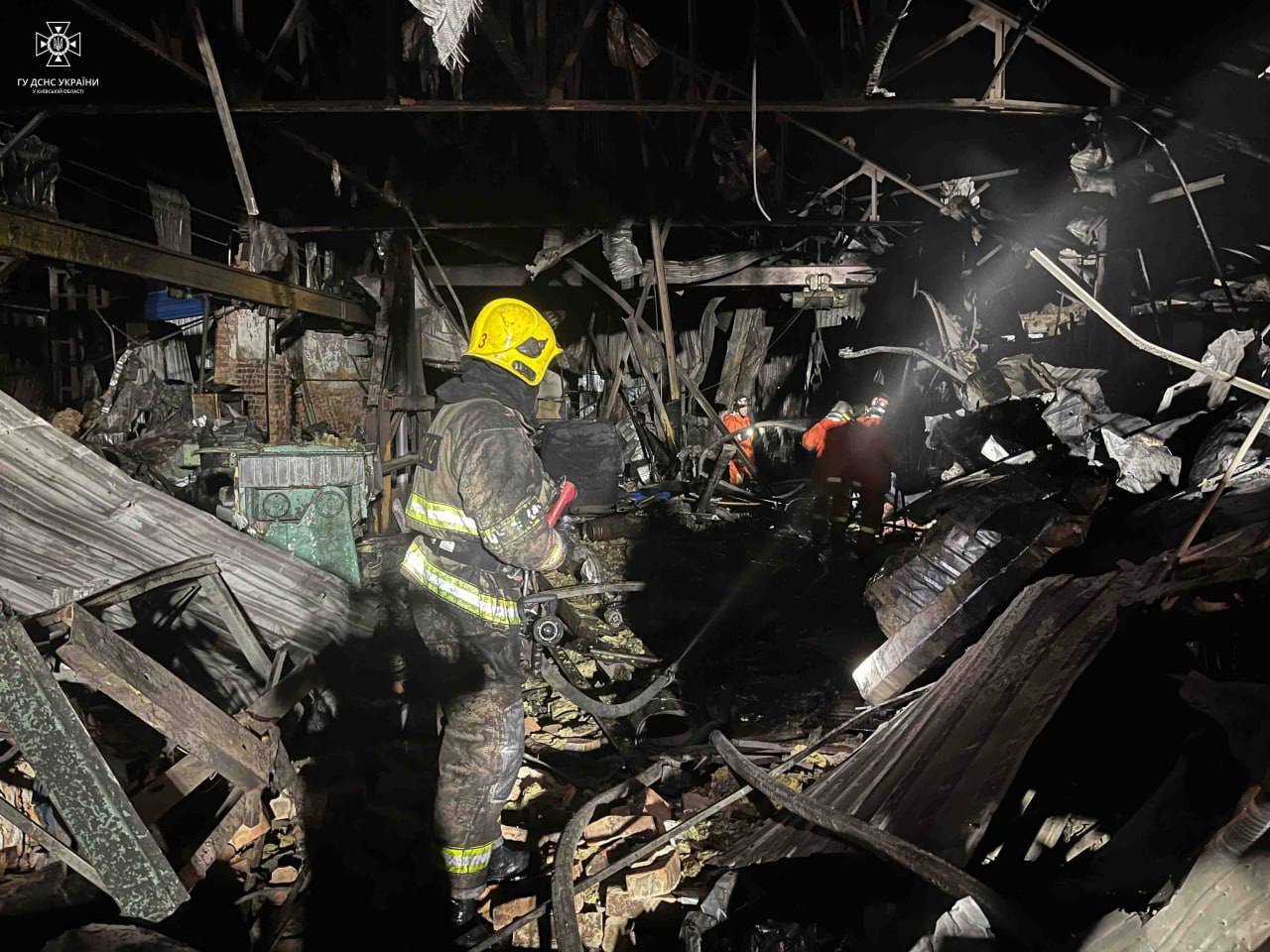 На Киевщине в результате падения обломков дронов вспыхнул пожар, повреждены здания: появились фото и видео последствий