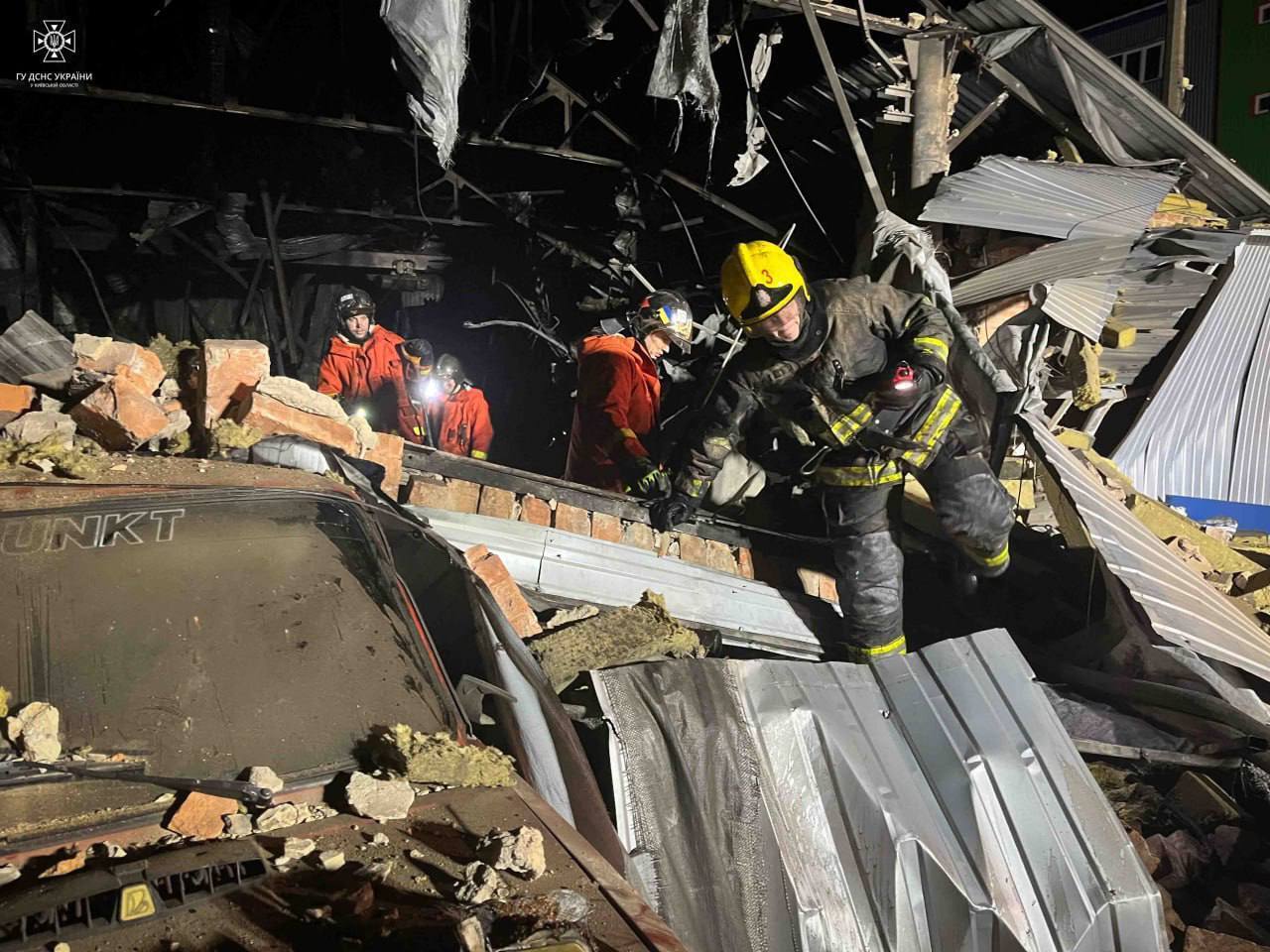 На Київщині внаслідок падіння уламків дронів спалахнула пожежа, є пошкодження будівель: з'явилися фото і відео наслідків