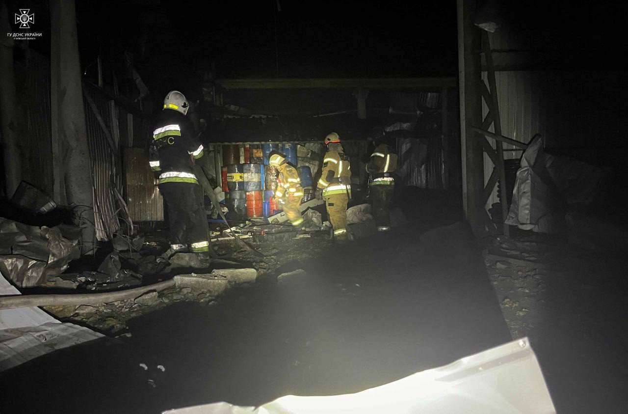 На Киевщине в результате падения обломков дронов вспыхнул пожар, повреждены здания: появились фото и видео последствий
