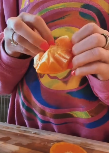 Як почистити мандарин за 2 секунди: ділимось простим лайфхаком 