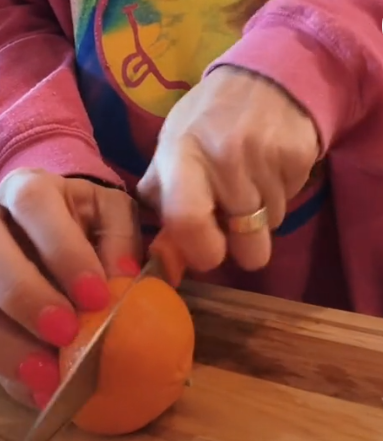 Як почистити мандарин за 2 секунди: ділимось простим лайфхаком 