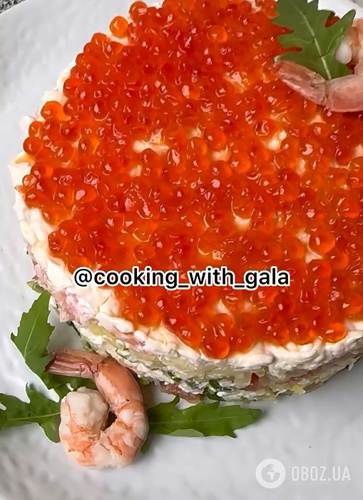 Ефектний новорічний салат з ікрою та червоною рибою: обов'язково приготуйте на святковий стіл