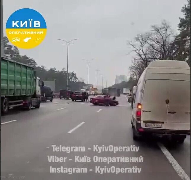 У Києві на Бориспільському шосе сталась ДТП з потерпілими: виник затор. Фото і відео