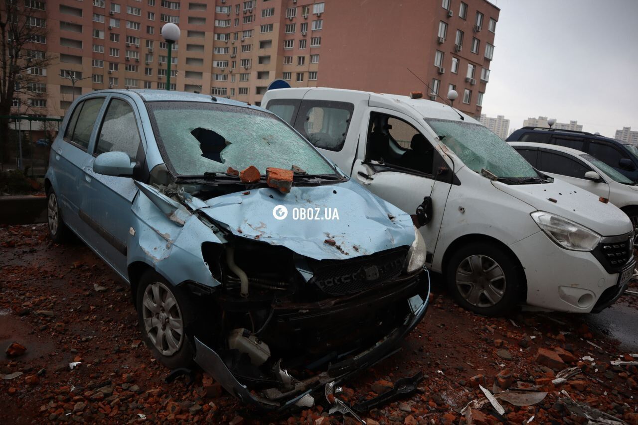 Частково зруйновано опорні стіни та пошкоджено авто: нові фото та відео наслідків російської атаки на Київ