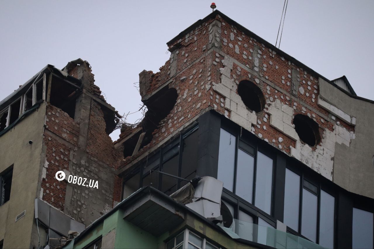Частично разрушены несущие стены и повреждены автомобили: новые фото и видео последствий российской атаки на Киев