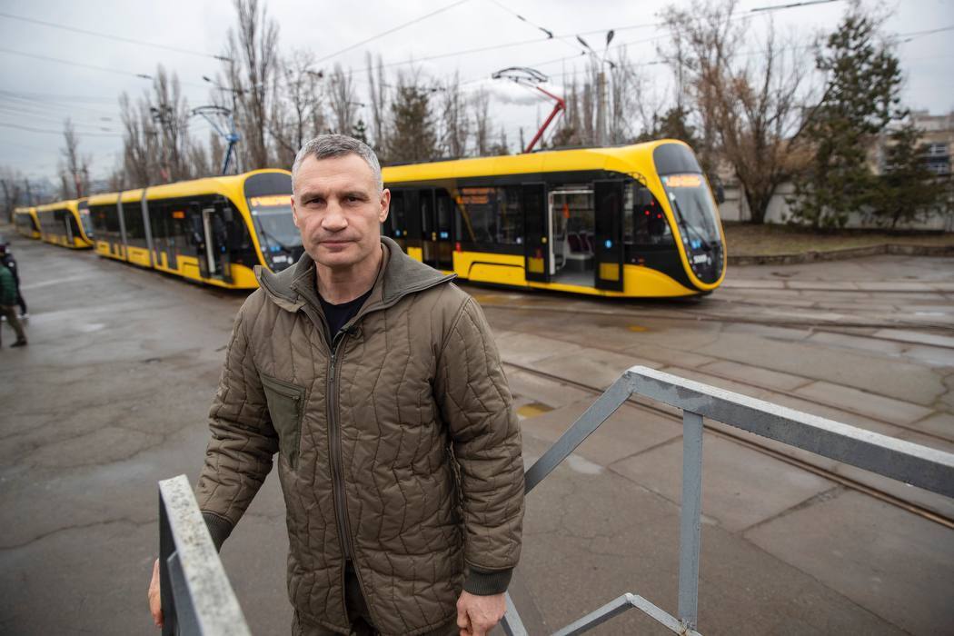У Києві від Позняків до метро "Лісова" почали курсувати нові вітчизняні трамваї: Кличко показав транспорт. Фото