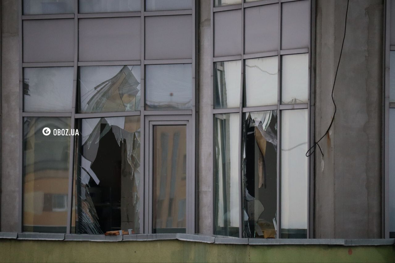 Частково зруйновано опорні стіни та пошкоджено авто: нові фото й відео наслідків російської атаки на Київ