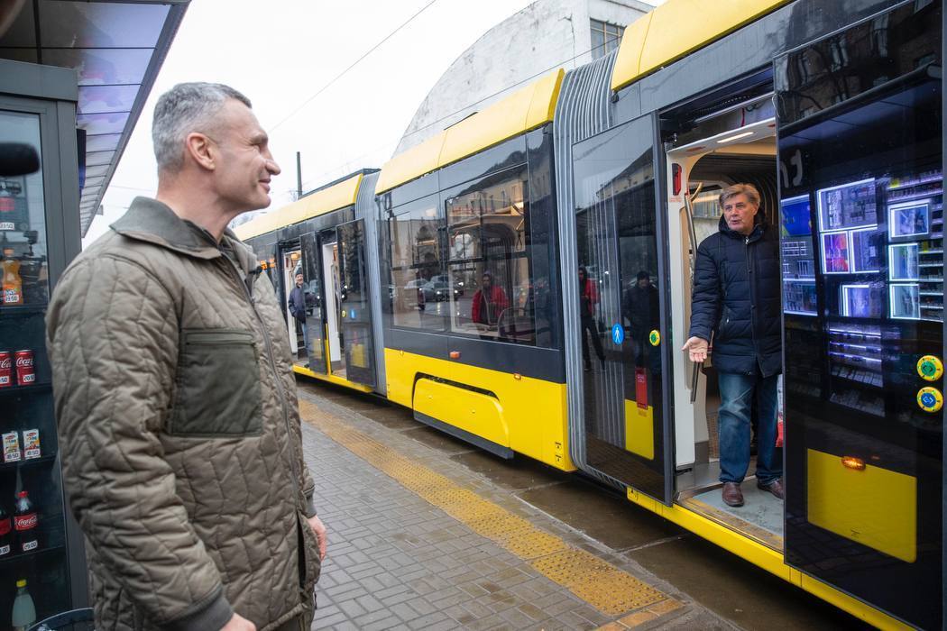 В Киеве от Позняков до метро "Лесная" начали курсировать новые отечественные трамваи: Кличко показал транспорт. Фото