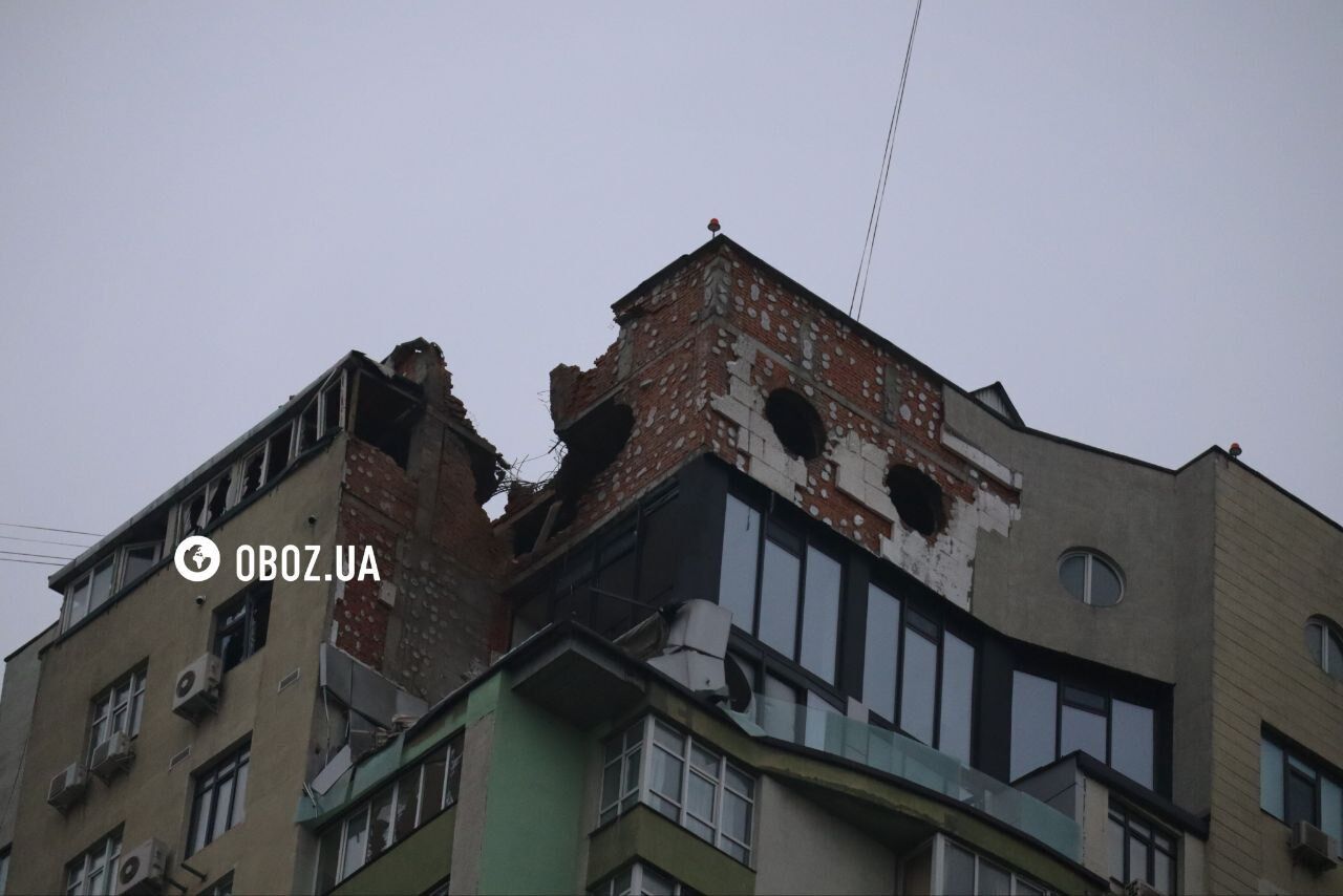Частично разрушены несущие стены и повреждены автомобили: новые фото и видео последствий российской атаки на Киев